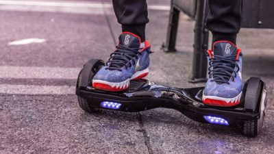 2 fotter pa en hoverboard.