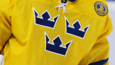 Hockeyspelare i Tre kronors matchtröja.