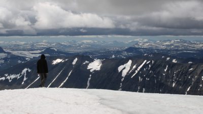 En person står på Kebnekaise