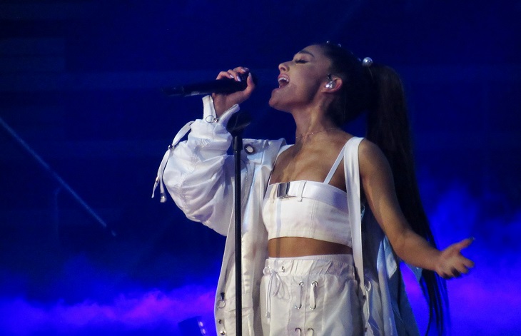 Ariana Grande från hennes turné när hon står på scen och sjunger.