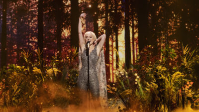 Anna Bergendahl på står på en häftig, rökfylld scen under Melodifestivalen 2019.