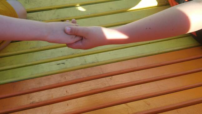 Pride: Händer vid bänk