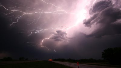 Blixtrar på en mörk himmel.