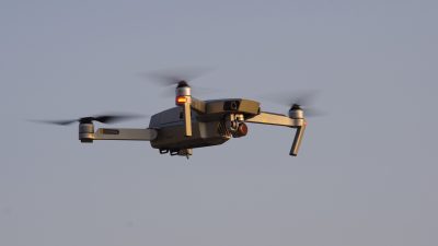 En drönare som flyger.