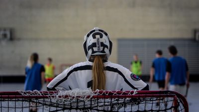 Barn som spelar en sport.